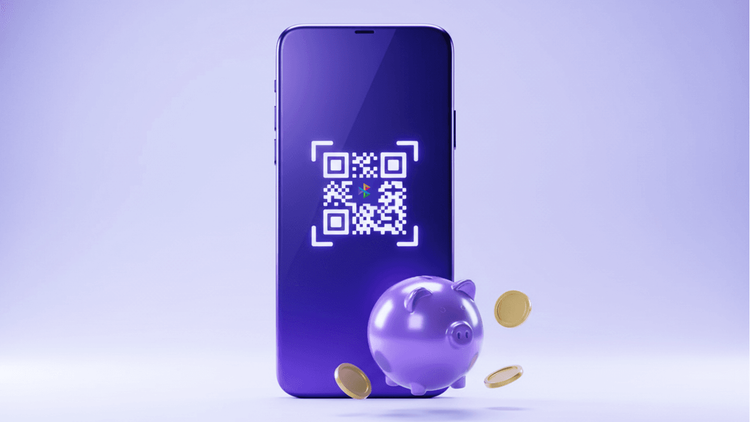 Смартфон с QR-кодом СБП и свинья-копилка на сиреневом фоне