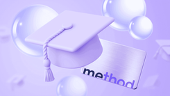 Шапочка бакалавра, прозрачные шары и пластиковая карта с надписью method на сиреневом фоне