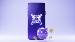 Смартфон с QR-кодом СБП и свинья-копилка на сиреневом фоне